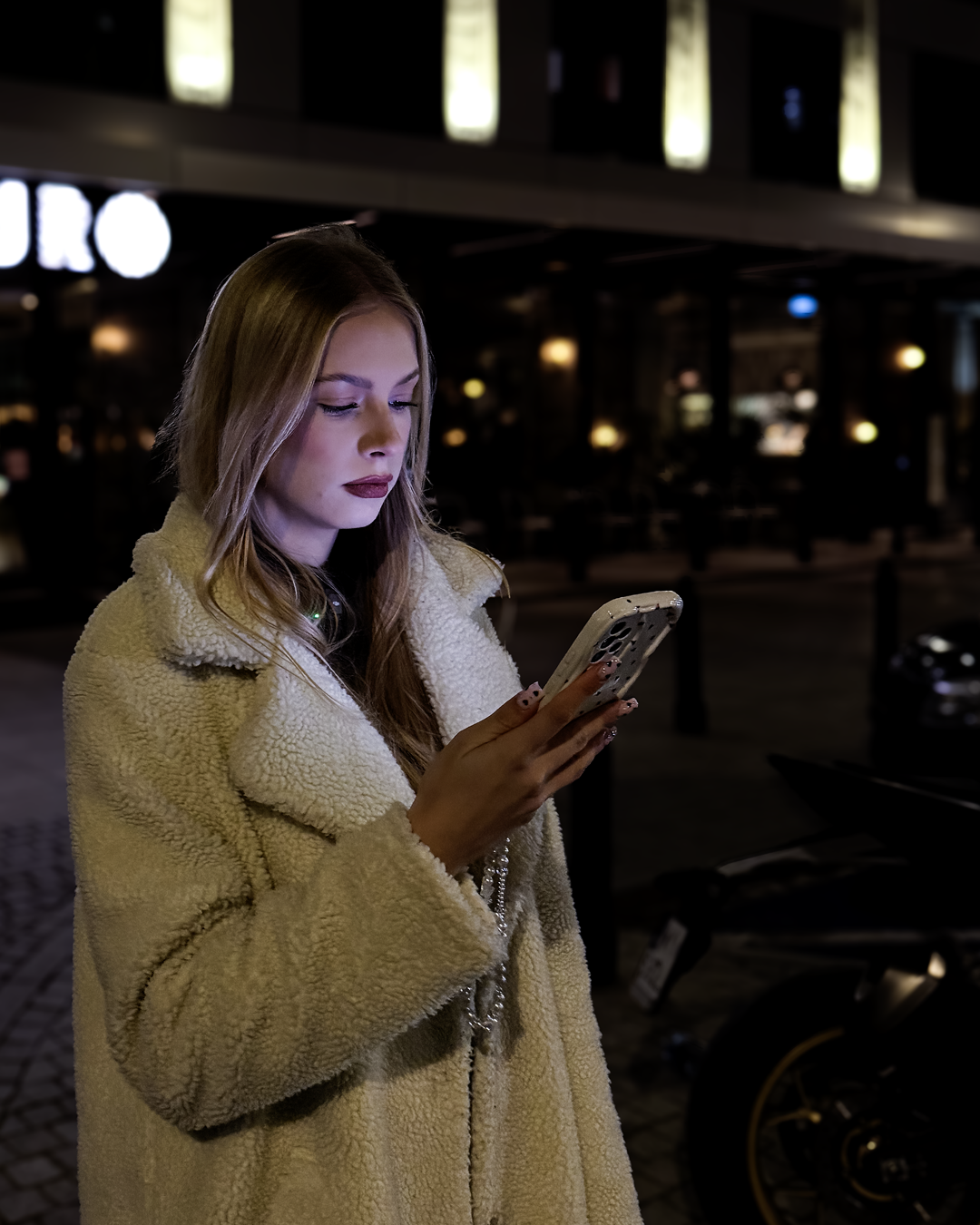 Kobieta wracająca nocą zamówionym kursem pod obserwacją SafeMe