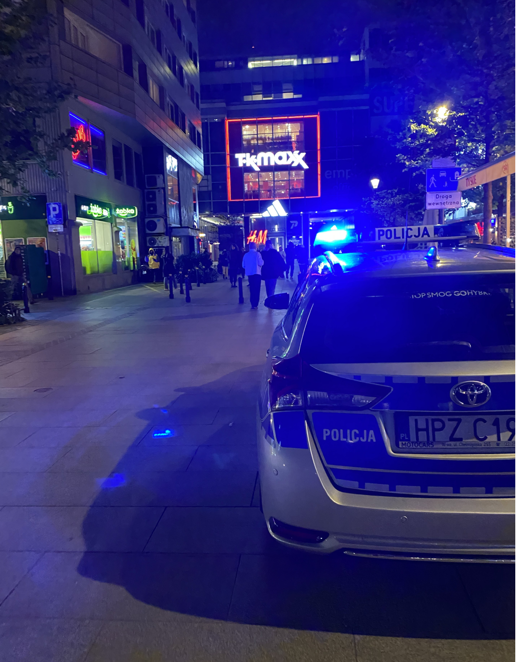 Radiowóz policji z włączonymi światłami na nocnej ulicy miasta