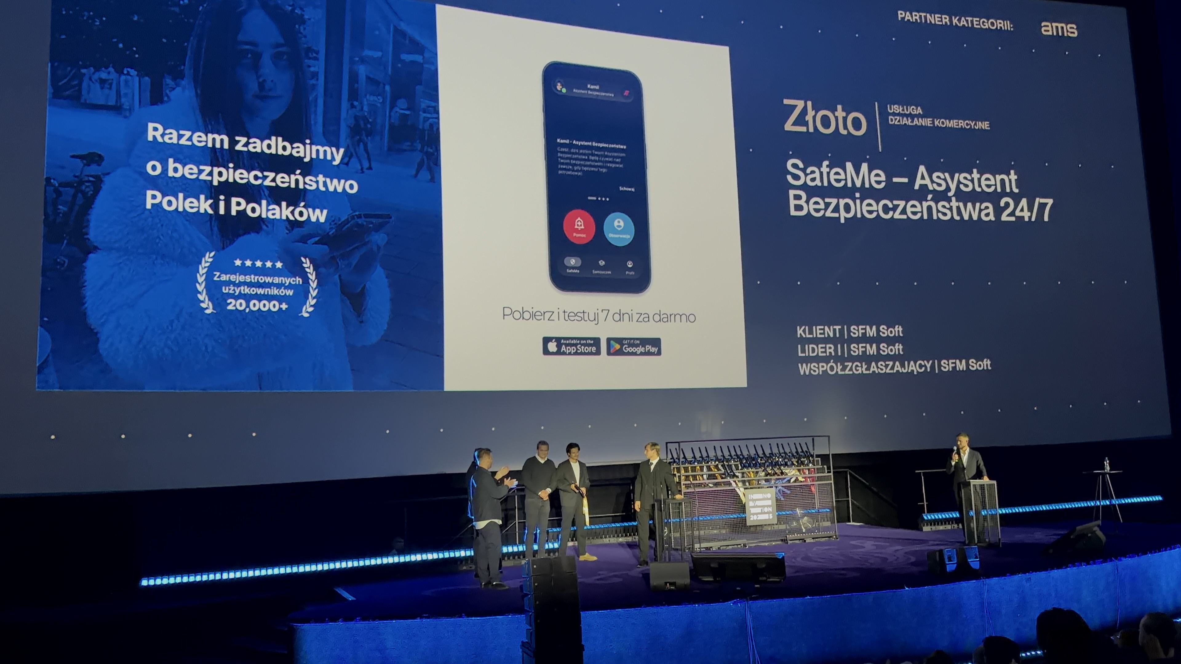 Nagroda Innovation of the Year dla SafeMe - Asystent Bezpieczeństwa 24/7 prezentowana na wielkim ekranie podczas gali